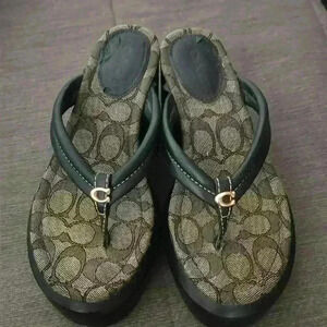 💚Coach Franki Flip Flop in Signature Jacquard Size: 6